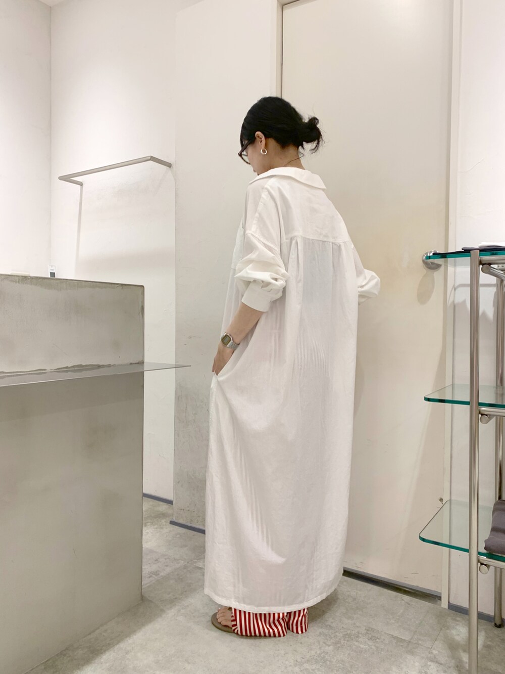 ベージュ系のサンダル、レッド系のその他パンツ、ホワイト系のワンピースを着用したレディースの春コーディネートの2枚目の写真