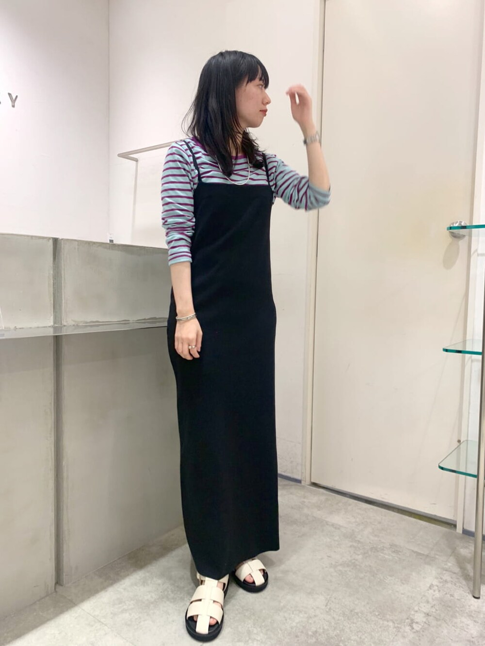 「カジュアルコーデ、春服、ゆるコーデ、オトナカジュアル、大人かわいい、着回しコーデ、キャミワンピース、SHENERY、ボーダー」｜「SHENERYの総針ニットタイトマキシキャミワンピース（ワンピース、ブラック系）」を使った、TOKUMURA_161cmさん（レディース・161cm）の冬コーディネートの3枚目の写真