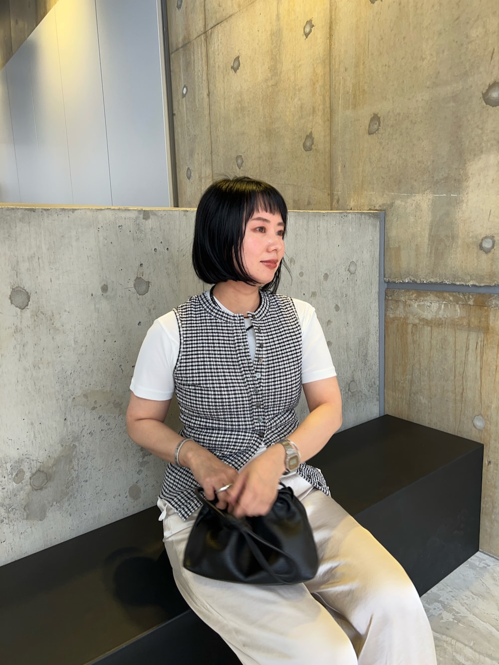 ブラック系のサンダル、ホワイト系のその他パンツ、ブラック系のキャミソールを着用したレディースの夏コーディネートの4枚目の写真