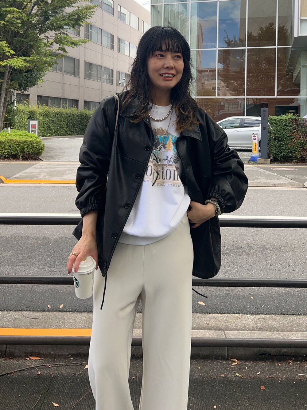 ブラック系のその他アウター、グレー系のその他パンツ、ゴールド系のサンダルを着用したレディースの秋コーディネートの4枚目の写真