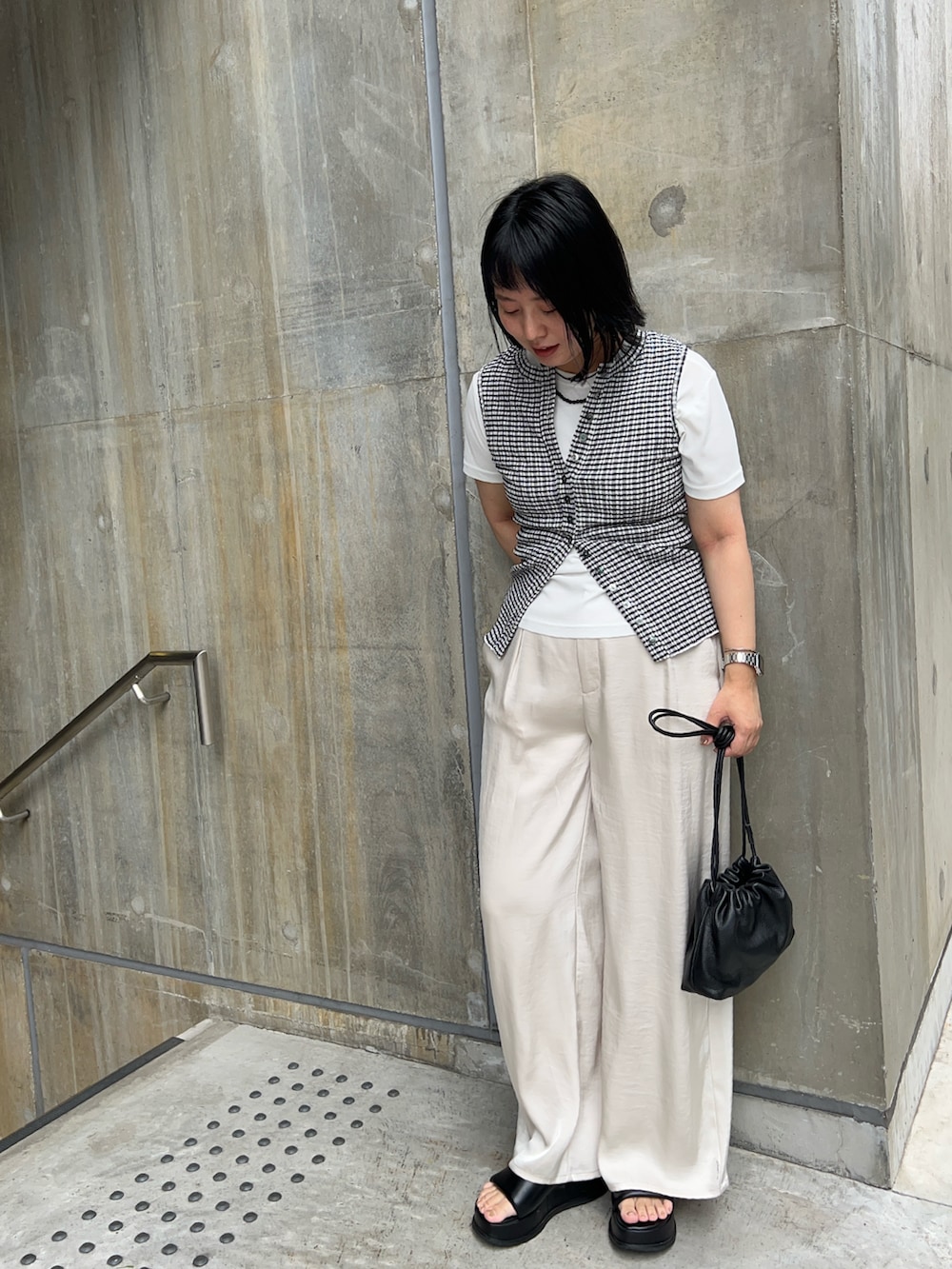 ブラック系のサンダル、ホワイト系のその他パンツ、ブラック系のキャミソールを着用したレディースの夏コーディネートの3枚目の写真