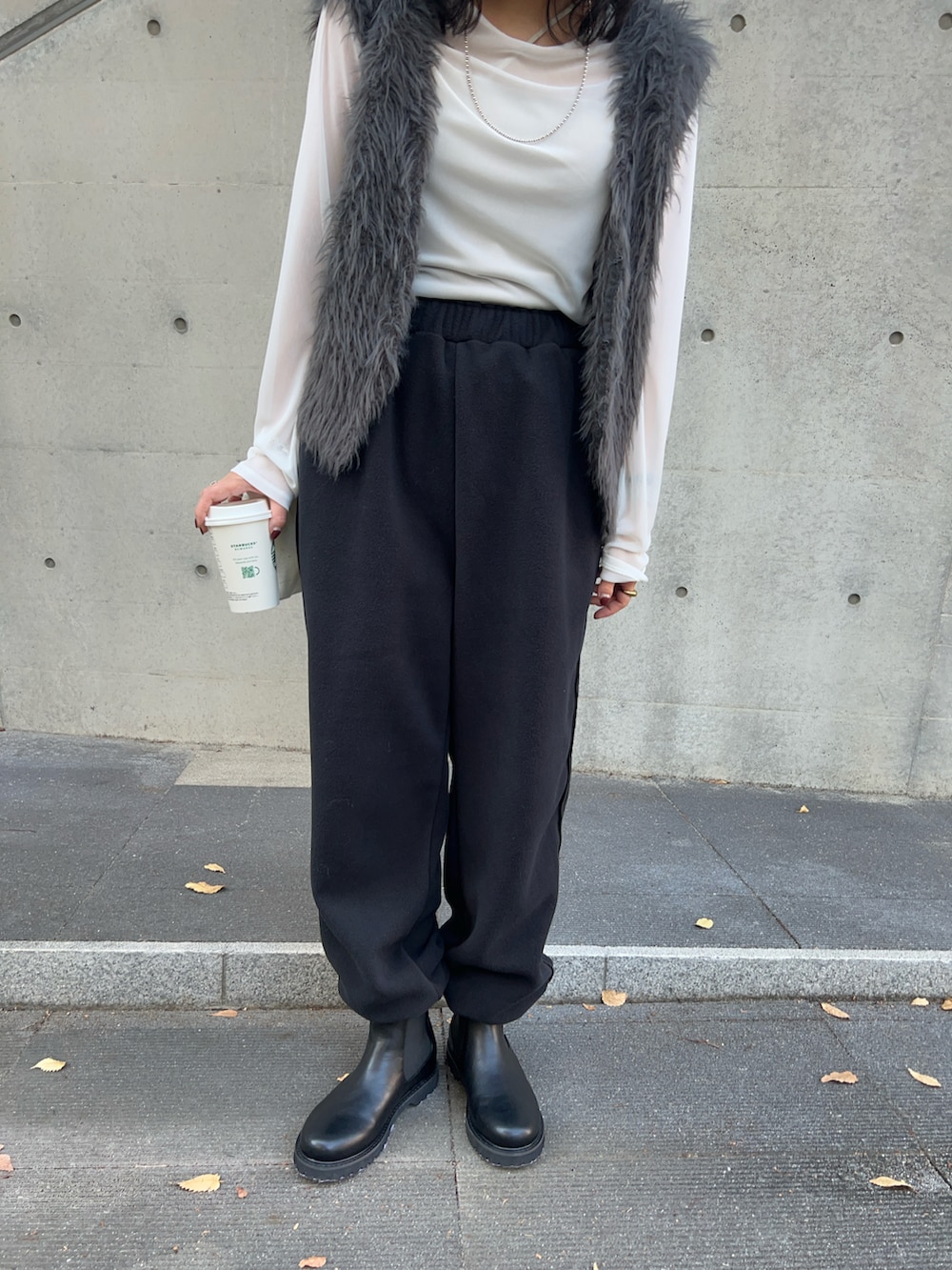 ブラック系のその他パンツ、ホワイト系のTシャツ/カットソー、グレー系のベストを着用したレディースの秋コーディネートの5枚目の写真