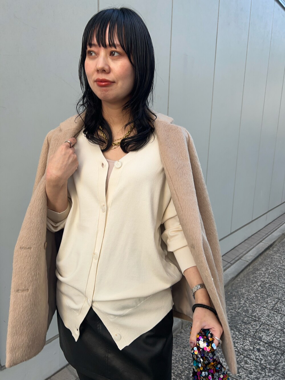 ブラック系のその他パンツ、ブラック系のスカート、ホワイト系のカーディガン/ボレロを着用したレディースの冬コーディネートの4枚目の写真