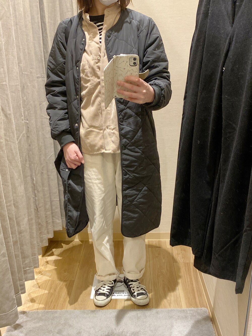 ホワイト系のデニムパンツ、ベージュ系のシャツ/ブラウス、ブラック系のTシャツ/カットソーを着用したレディースの冬コーディネートの2枚目の写真