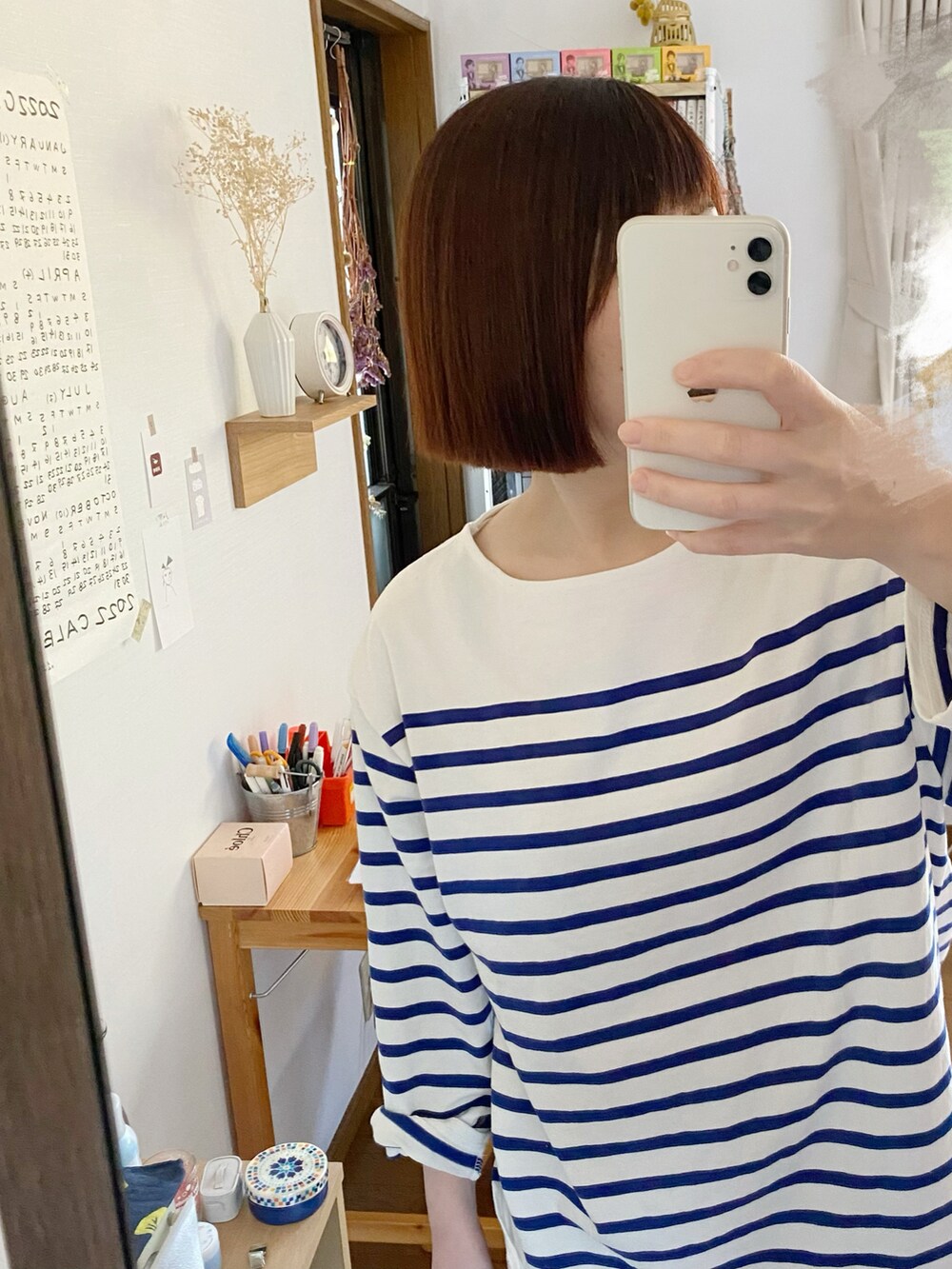 ブラック系のシャツ/ブラウス、ホワイト系のデニムパンツ、ブラック系のパンプスを着用したレディースの春コーディネートの2枚目の写真