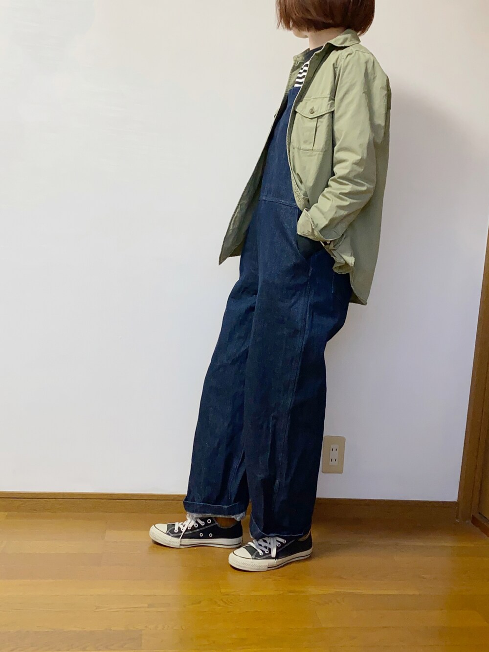 ブラック系のTシャツ/カットソー、ブルー系のサロペット/オーバーオール、ブラック系のスニーカーを着用したレディースの秋コーディネートの2枚目の写真