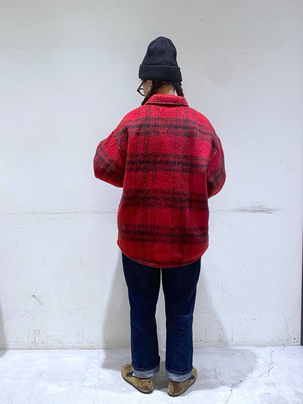 ブルー系のデニムパンツ、レッド系のその他アウター、ブラック系のニットキャップ/ビーニーを着用したレディースの秋コーディネートの5枚目の写真