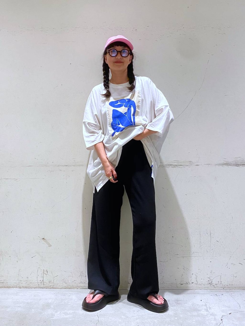 「niko and ...、nikoand...loves、夏コーデ、ピクニック、キャンプ、旅行、海外旅行、海」｜「niko and...のオリジナルニコモコトングサンダル（サンダル、ブラック系）」を使った、K2aさん（レディース・161cm）の夏コーディネートの4枚目の写真