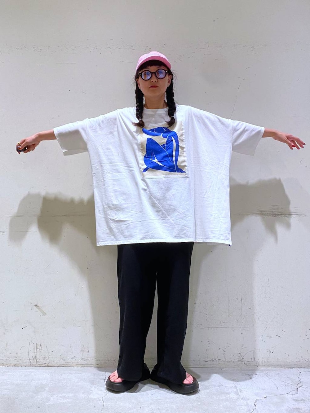 「niko and ...、nikoand...loves、夏コーデ、ピクニック、キャンプ、旅行、海外旅行、海」｜「niko and...のオリジナルニコモコトングサンダル（サンダル、ブラック系）」を使った、K2aさん（レディース・161cm）の夏コーディネートの3枚目の写真