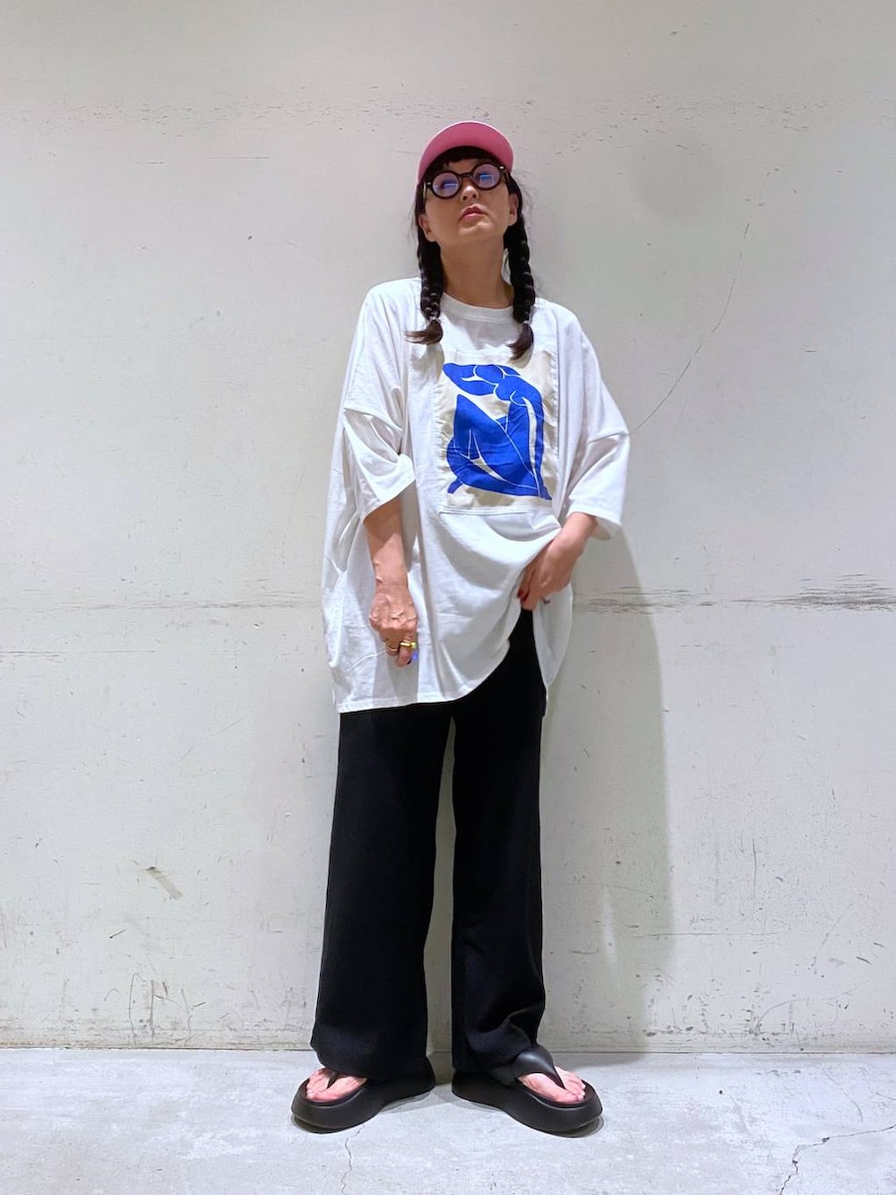 「niko and ...、nikoand...loves、夏コーデ、ピクニック、キャンプ、旅行、海外旅行、海」｜「niko and...のオリジナルニコモコトングサンダル（サンダル、ブラック系）」を使った、K2aさん（レディース・161cm）の夏コーディネートの2枚目の写真