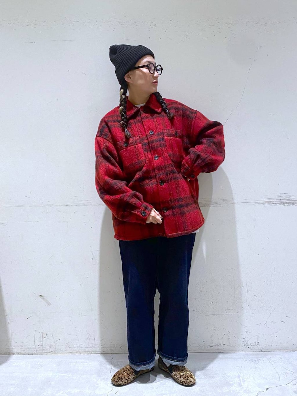 ブルー系のデニムパンツ、レッド系のその他アウター、ブラック系のニットキャップ/ビーニーを着用したレディースの秋コーディネートの2枚目の写真