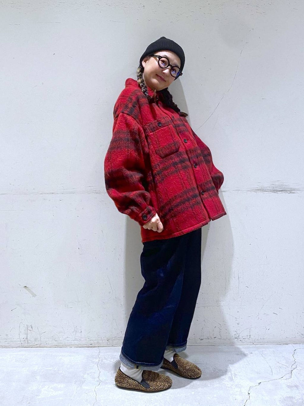 ブルー系のデニムパンツ、レッド系のその他アウター、ブラック系のニットキャップ/ビーニーを着用したレディースの秋コーディネートの3枚目の写真
