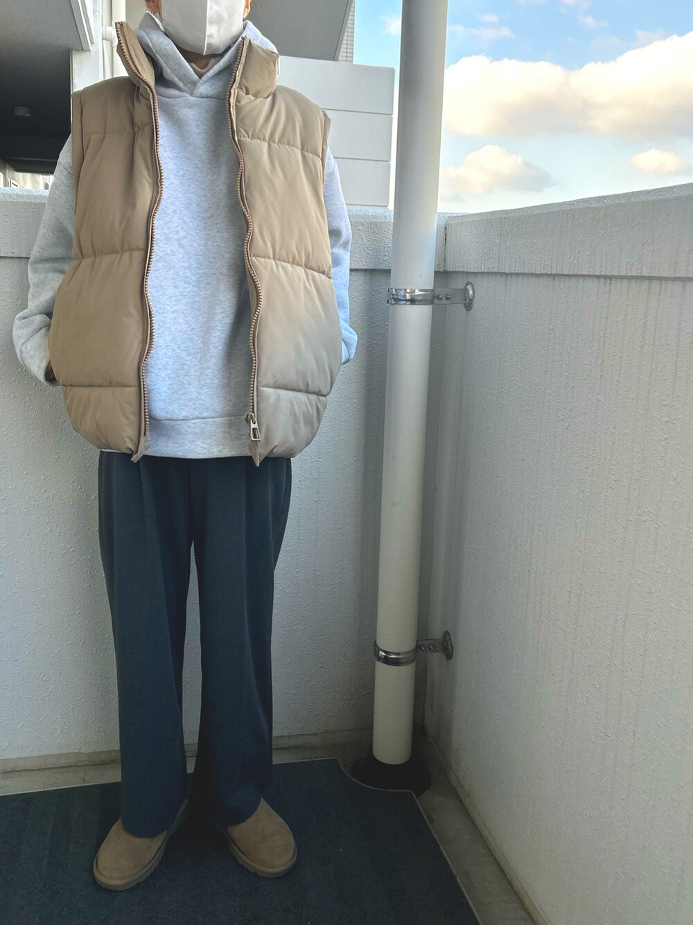 グレー系のパンツ、ブラウン系のブーツ、グレー系のパーカーを着用したレディースの冬コーディネートの2枚目の写真