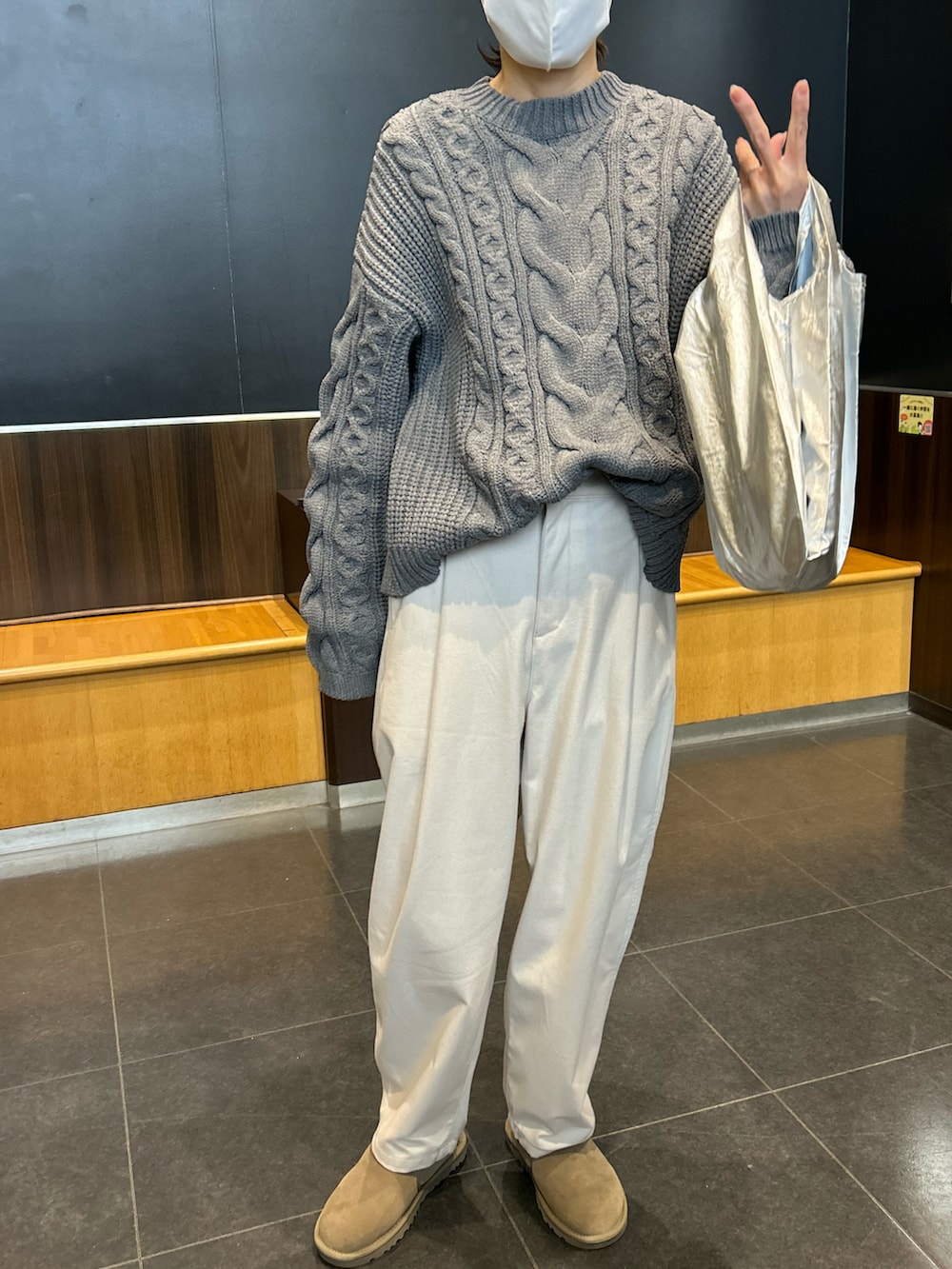 ブラウン系のブーツ、ベージュ系のパンツ、グレー系のニット/セーターを着用したレディースの冬コーディネートの2枚目の写真