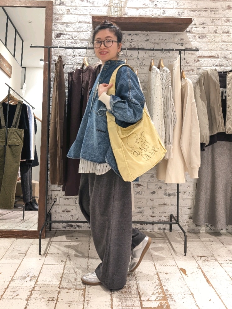 「冬コーデ、モノトーン、デニム、テーマパークコーデ、クリスマスに着たい服、オトナカジュアル、パンツスタイル、お出かけコーデ、大人可愛い、ピュアルセシン、pualcecin、デニムシャツ」｜「PUAL CE CINのヴィンテージライクデニムバンドカラーシャツ（シャツ/ブラウス、ブルー系）」を使った、masumoさん（レディース・155cm）の冬コーディネートの2枚目の写真