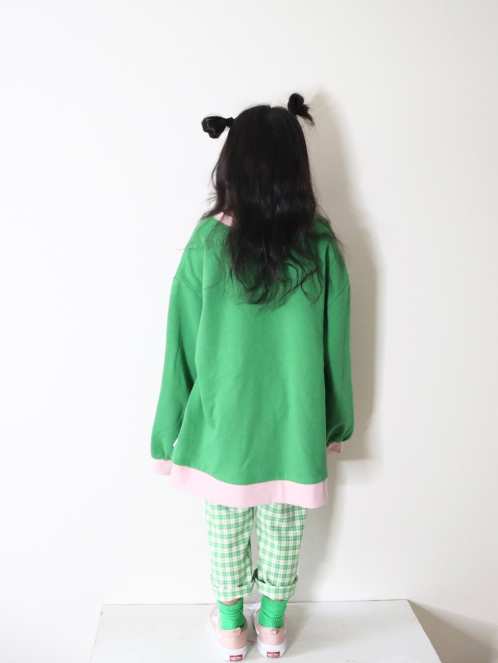 グリーン系のパーカー、グリーン系のその他パンツ、ピンク系のスニーカーを着用したキッズの冬コーディネートの4枚目の写真