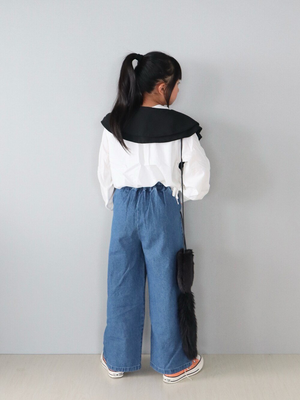 ホワイト系のシャツ/ブラウス、オレンジ系のスニーカー、ブルー系のその他パンツを着用したキッズの秋コーディネートの4枚目の写真