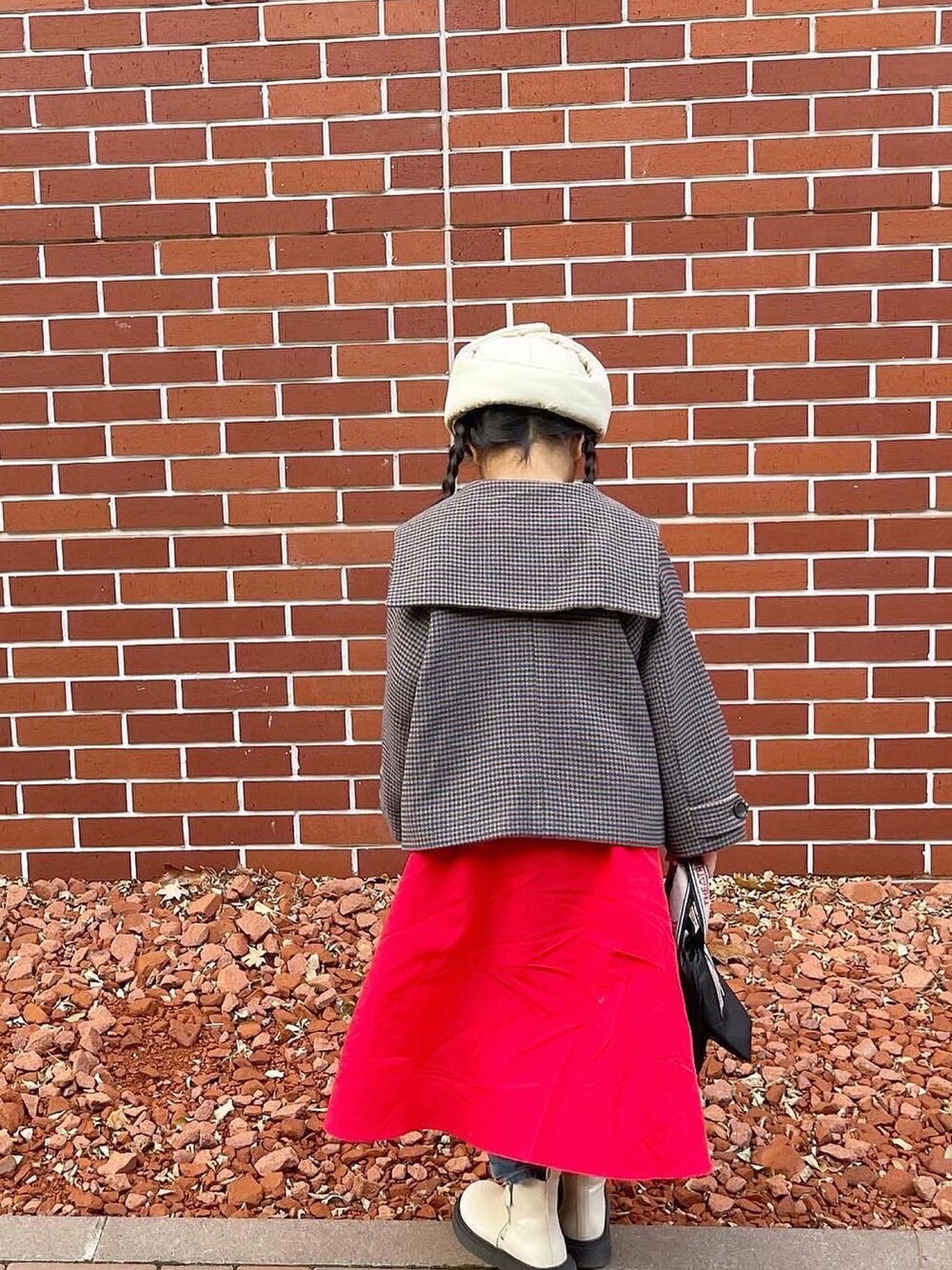 「キッズファッション、女の子コーデ、kids、おしゃれさんと繋がりたい、lowrysfarmkids、セーラーカラー、コート、スカート、ブーツ、フラットシューズ、今日のコーデ、おんなのこ、ootd、赤、マイベストコーデ2022」｜「LOWRYS FARMのナカワタフライトＨＡＴ　122815（ハット、ホワイト系）」を使った、Neneneさん（キッズ・110cm）の秋コーディネートの5枚目の写真