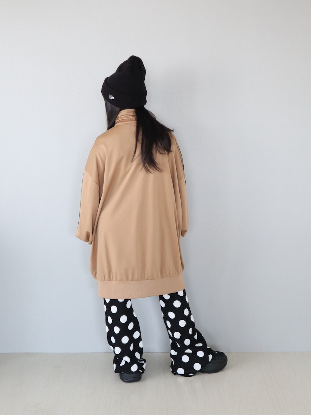 ブラウン系のジャージ、その他のその他パンツ、ブラック系のスニーカーを着用したキッズの冬コーディネートの5枚目の写真