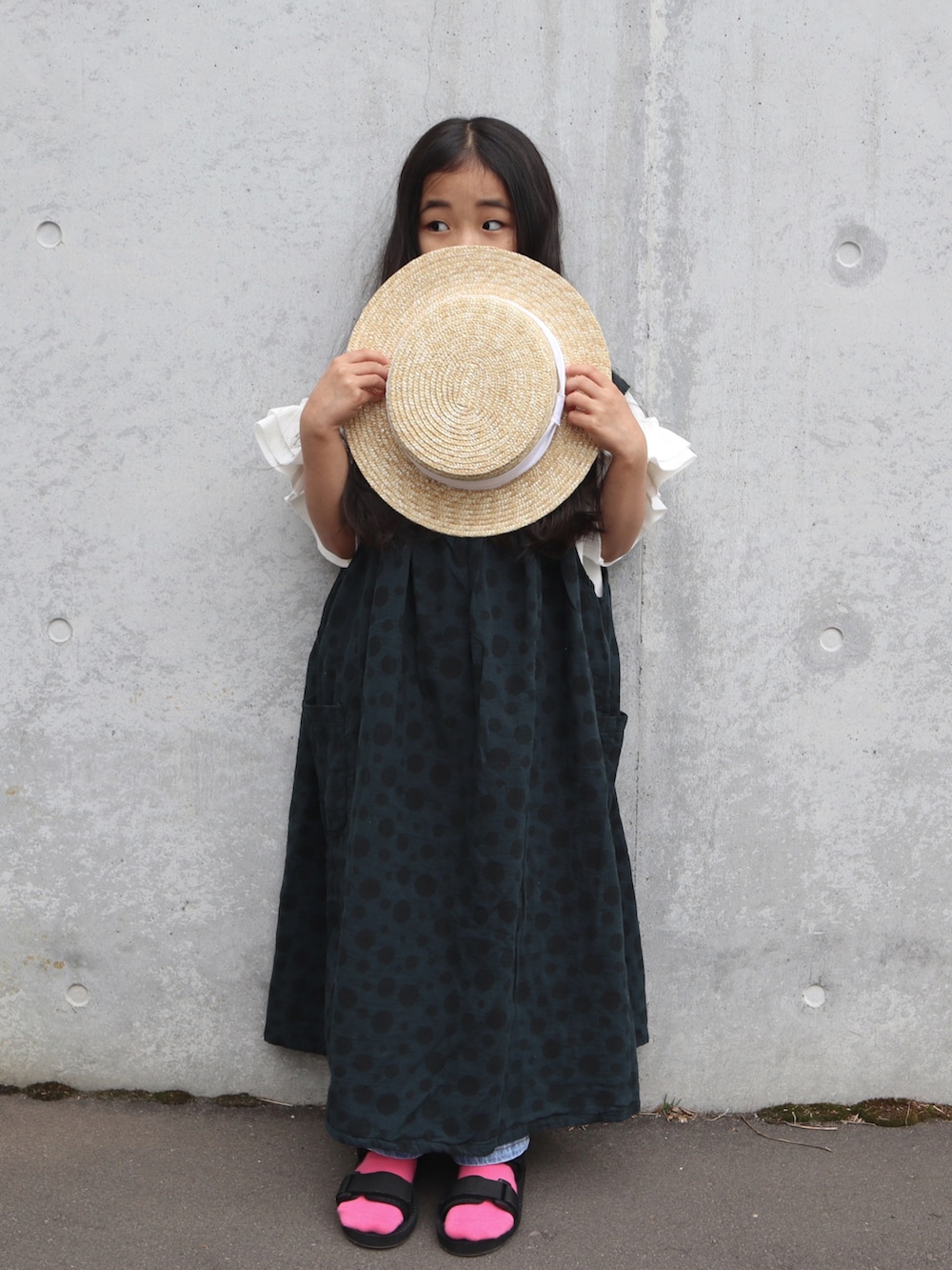 ホワイト系のTシャツ/カットソー、グリーン系のワンピース、ブラック系のサンダルを着用したキッズの春コーディネートの3枚目の写真