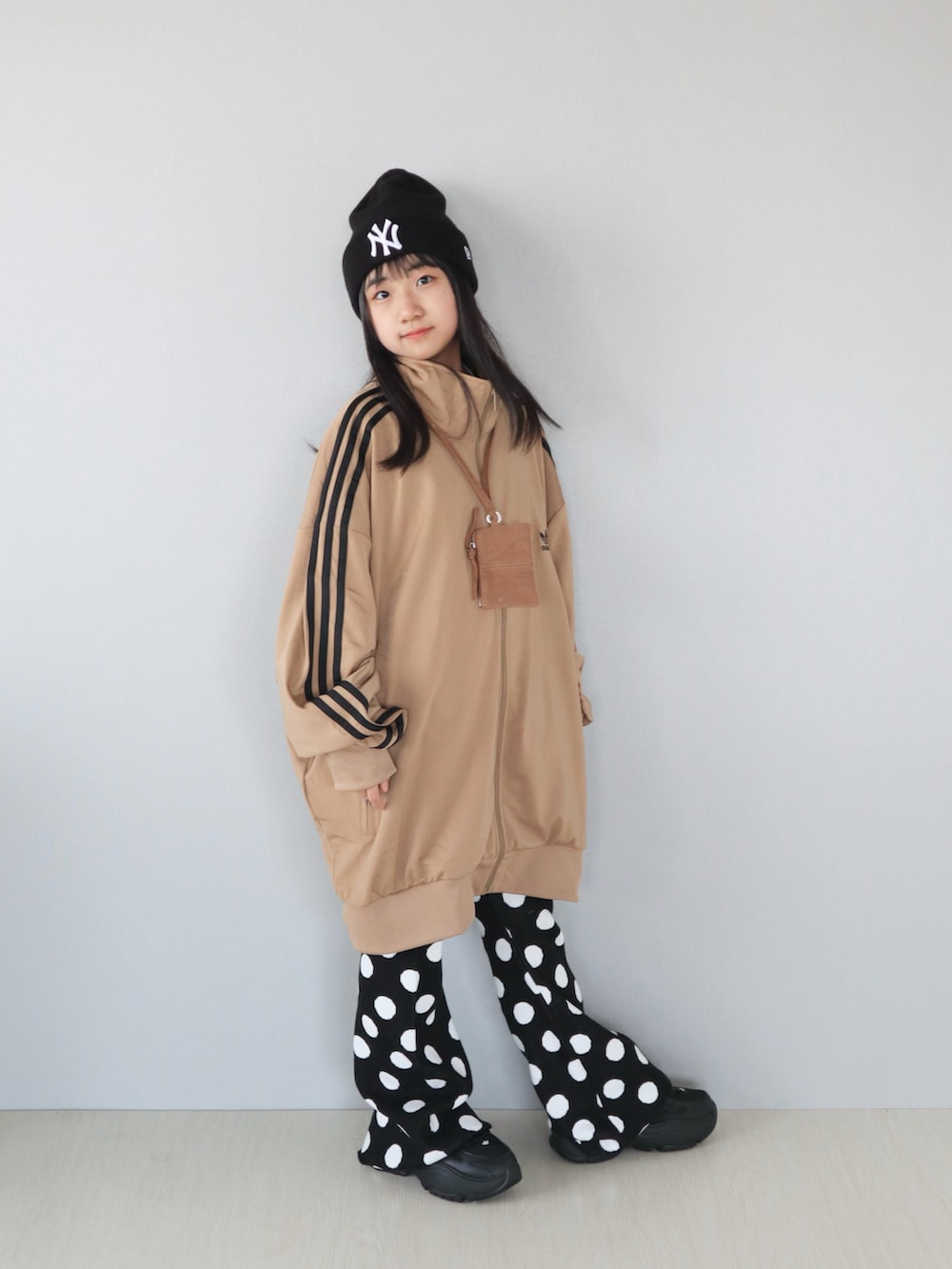 ブラウン系のジャージ、その他のその他パンツ、ブラック系のスニーカーを着用したキッズの冬コーディネートの4枚目の写真
