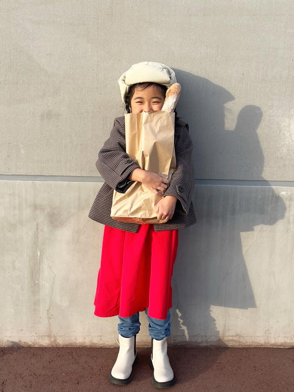 「キッズファッション、女の子コーデ、kids、おしゃれさんと繋がりたい、lowrysfarmkids、セーラーカラー、コート、スカート、ブーツ、フラットシューズ、今日のコーデ、おんなのこ、ootd、赤、マイベストコーデ2022」｜「LOWRYS FARMのナカワタフライトＨＡＴ　122815（ハット、ホワイト系）」を使った、Neneneさん（キッズ・110cm）の秋コーディネートの4枚目の写真