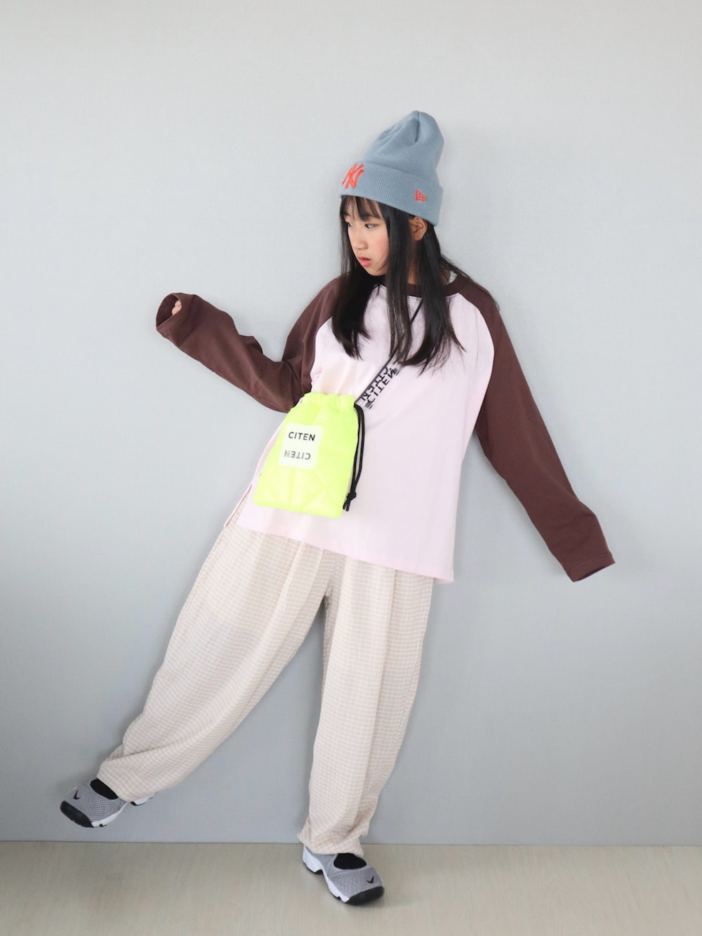 ホワイト系のその他パンツ、ピンク系のTシャツ/カットソー、グレー系のスニーカーを着用したキッズの秋コーディネートの2枚目の写真