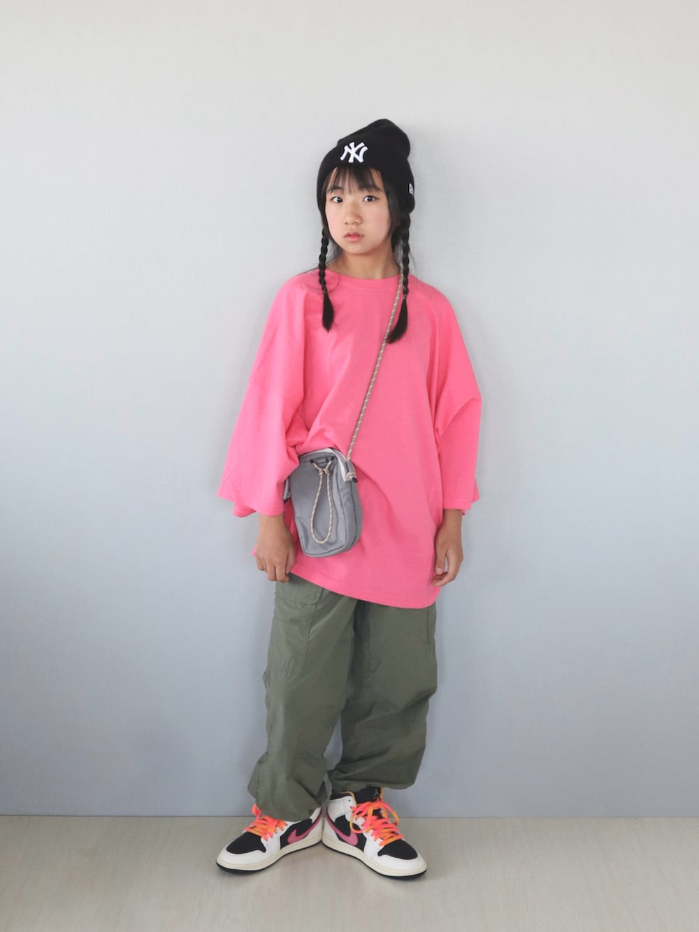 ベージュ系のスニーカー、ピンク系のトップス、グリーン系のパンツを着用したキッズの夏コーディネートの3枚目の写真