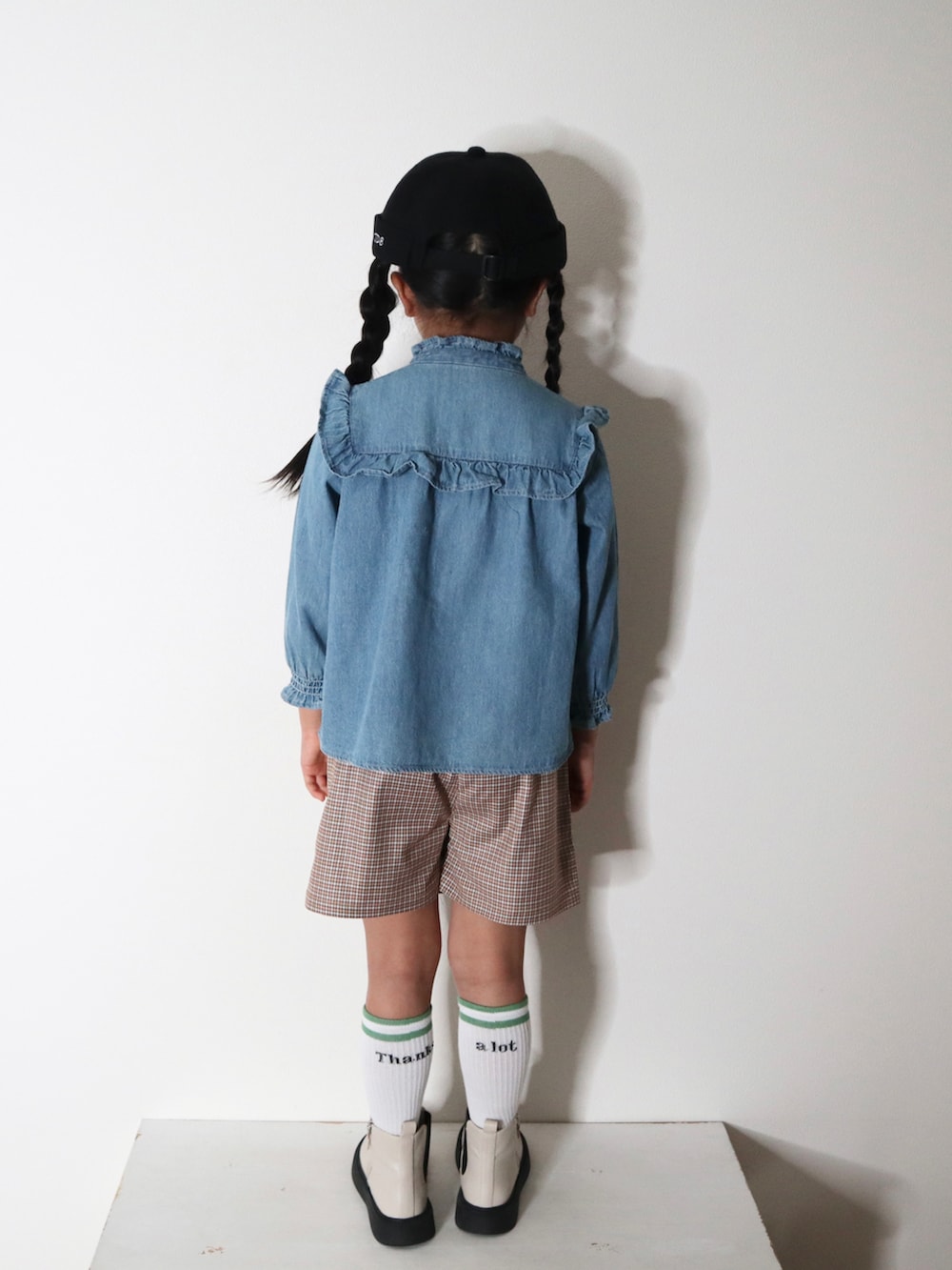 ブルー系のシャツ/ブラウス、ブラウン系のその他パンツ、ベージュ系のブーツを着用したキッズの冬コーディネートの4枚目の写真