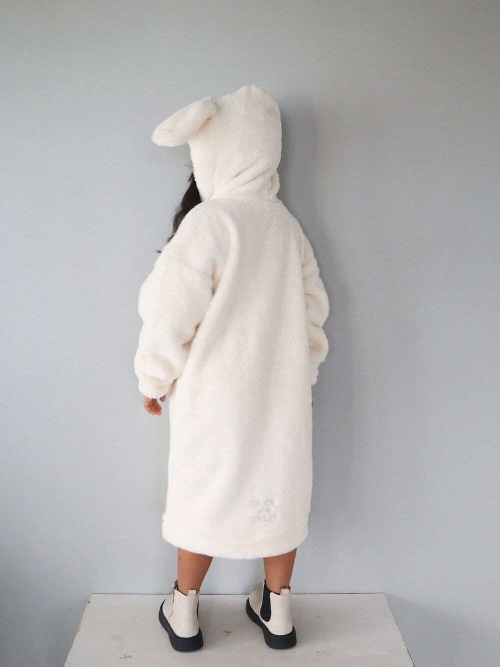 「秋服まるっと大公開、キッズファッション、おんなのこ、ホワイト、ホワイトコーデ、ブーツ、プチプラ、ワンピース、ボア、リセマイン、秋コーデ、休日スタイル、秋服準備はじめました、ワントーンコーデ、淡色コーデ」｜「Lycee mineの【ハロウィン】ねことうさぎボアワンピース（ワンピース、ベージュ系）」を使った、Neneneさん（キッズ・110cm）の秋コーディネートの5枚目の写真