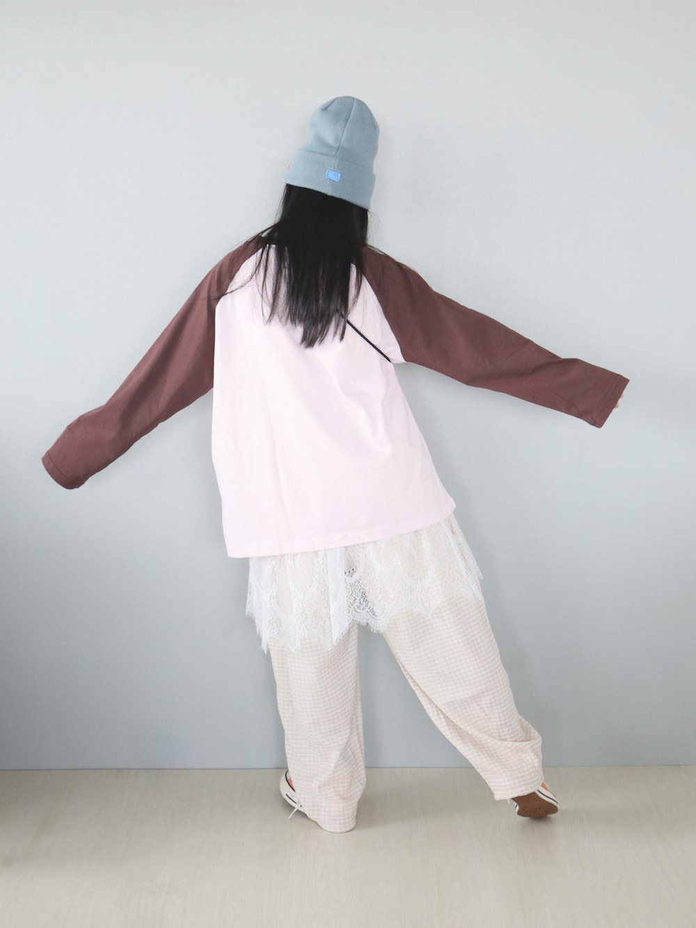 ホワイト系のその他パンツ、ピンク系のTシャツ/カットソー、グレー系のスニーカーを着用したキッズの秋コーディネートの5枚目の写真