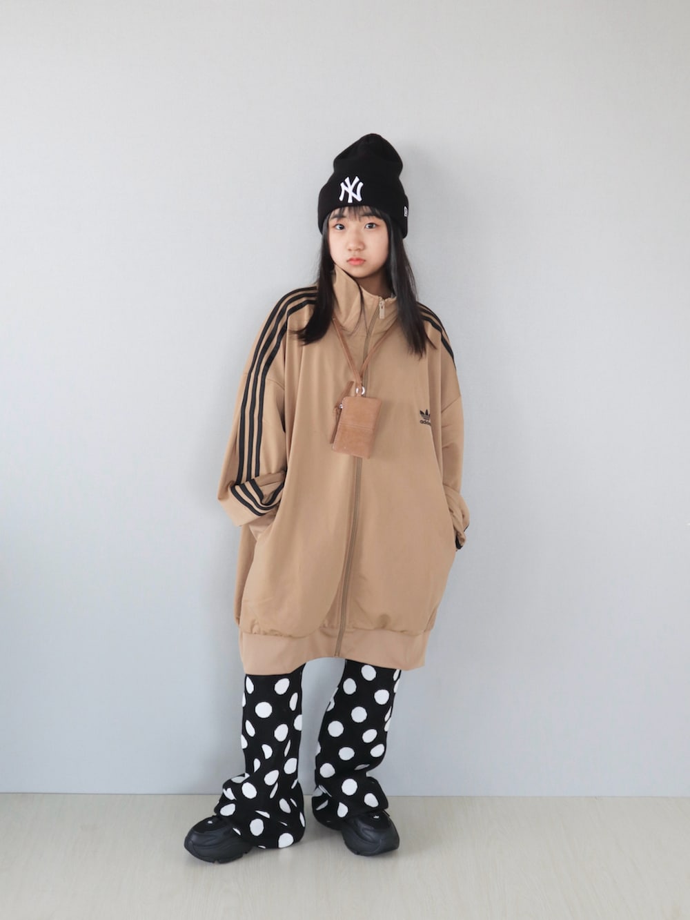 ブラウン系のジャージ、その他のその他パンツ、ブラック系のスニーカーを着用したキッズの冬コーディネートの2枚目の写真