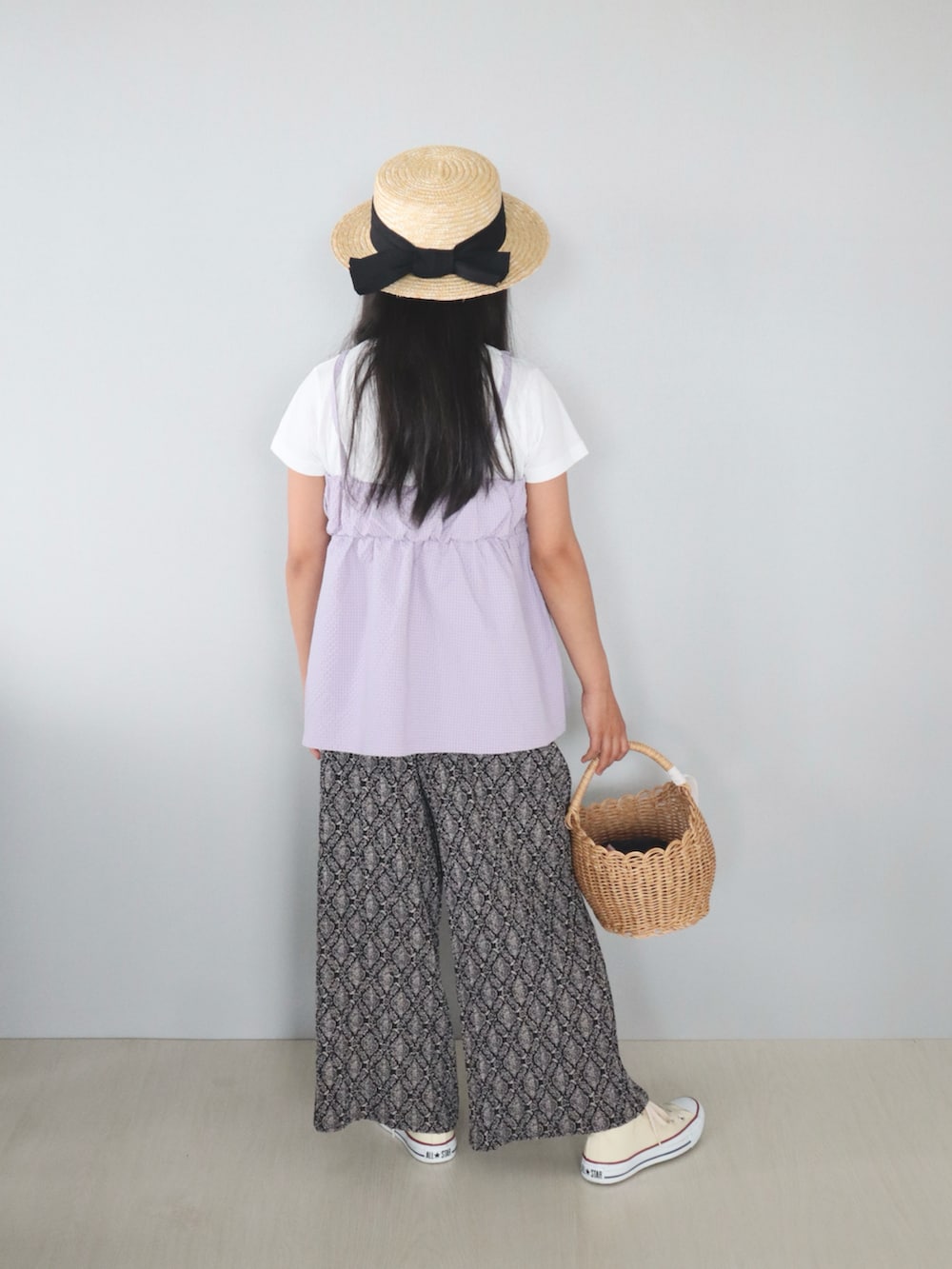 パープル系のTシャツ/カットソー、ブラック系のその他パンツ、ベージュ系のかごバッグを着用したキッズの夏コーディネートの5枚目の写真
