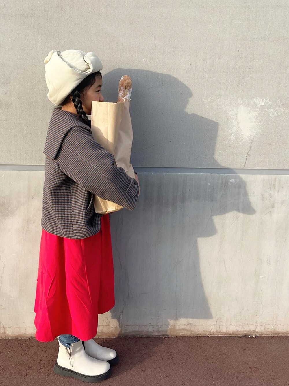 「キッズファッション、女の子コーデ、kids、おしゃれさんと繋がりたい、lowrysfarmkids、セーラーカラー、コート、スカート、ブーツ、フラットシューズ、今日のコーデ、おんなのこ、ootd、赤、マイベストコーデ2022」｜「LOWRYS FARMのナカワタフライトＨＡＴ　122815（ハット、ホワイト系）」を使った、Neneneさん（キッズ・110cm）の秋コーディネートの2枚目の写真