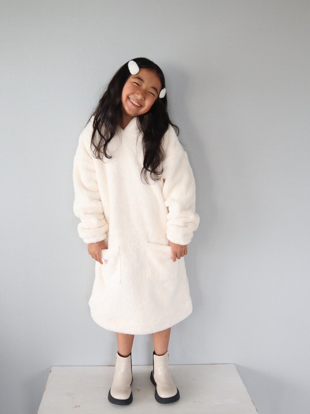「秋服まるっと大公開、キッズファッション、おんなのこ、ホワイト、ホワイトコーデ、ブーツ、プチプラ、ワンピース、ボア、リセマイン、秋コーデ、休日スタイル、秋服準備はじめました、ワントーンコーデ、淡色コーデ」｜「Lycee mineの【ハロウィン】ねことうさぎボアワンピース（ワンピース、ベージュ系）」を使った、Neneneさん（キッズ・110cm）の秋コーディネートの4枚目の写真