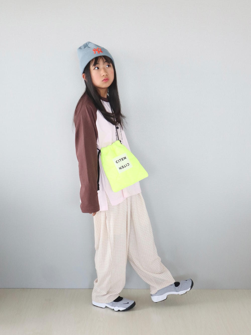 ホワイト系のその他パンツ、ピンク系のTシャツ/カットソー、グレー系のスニーカーを着用したキッズの秋コーディネートの3枚目の写真