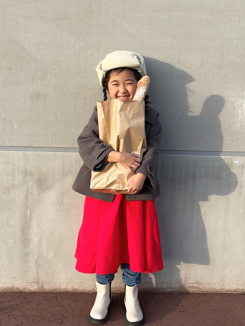 「キッズファッション、女の子コーデ、kids、おしゃれさんと繋がりたい、lowrysfarmkids、セーラーカラー、コート、スカート、ブーツ、フラットシューズ、今日のコーデ、おんなのこ、ootd、赤、マイベストコーデ2022」｜「LOWRYS FARMのナカワタフライトＨＡＴ　122815（ハット、ホワイト系）」を使った、Neneneさん（キッズ・110cm）の秋コーディネートの3枚目の写真