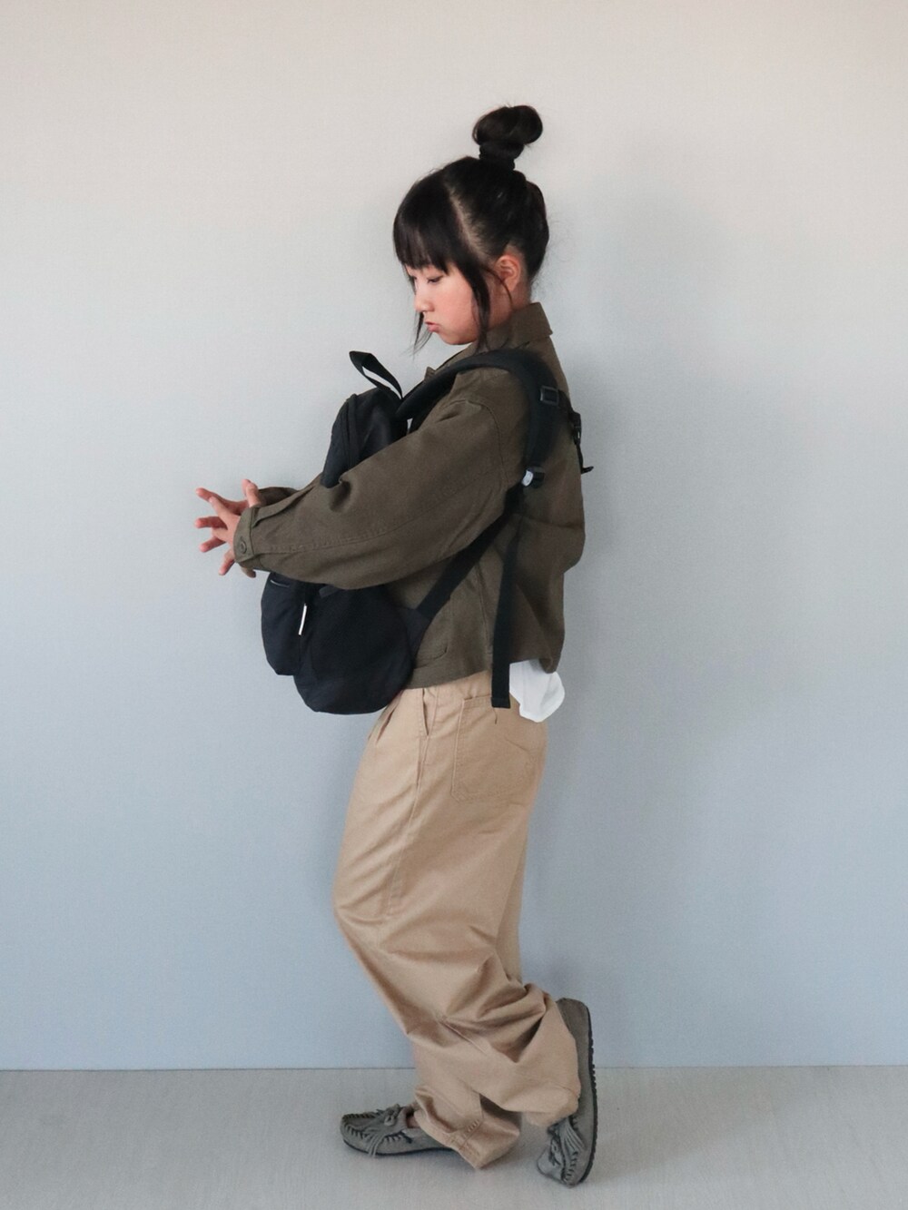 グレー系のモカシン/デッキシューズ、ホワイト系のシャツ/ブラウス、グリーン系のジャケット/アウターを着用したキッズの秋コーディネートの4枚目の写真