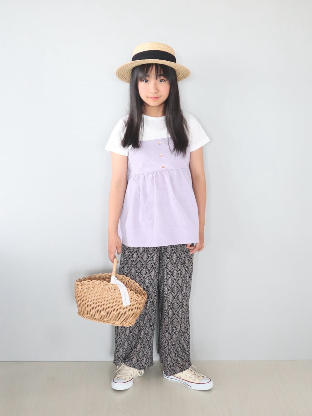 パープル系のTシャツ/カットソー、ブラック系のその他パンツ、ベージュ系のかごバッグを着用したキッズの夏コーディネートの2枚目の写真