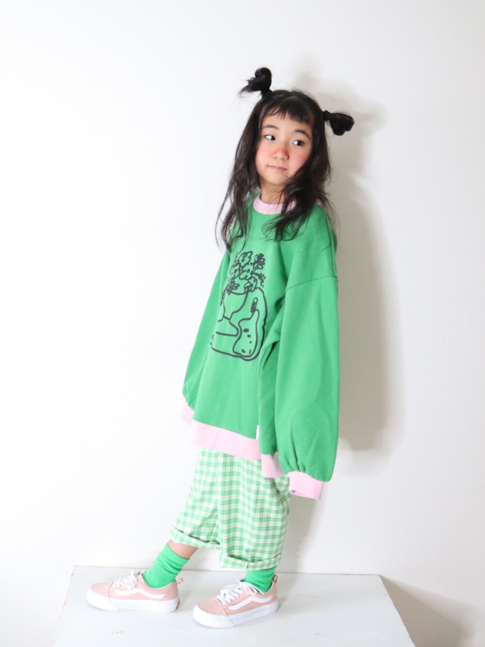 グリーン系のパーカー、グリーン系のその他パンツ、ピンク系のスニーカーを着用したキッズの冬コーディネートの5枚目の写真