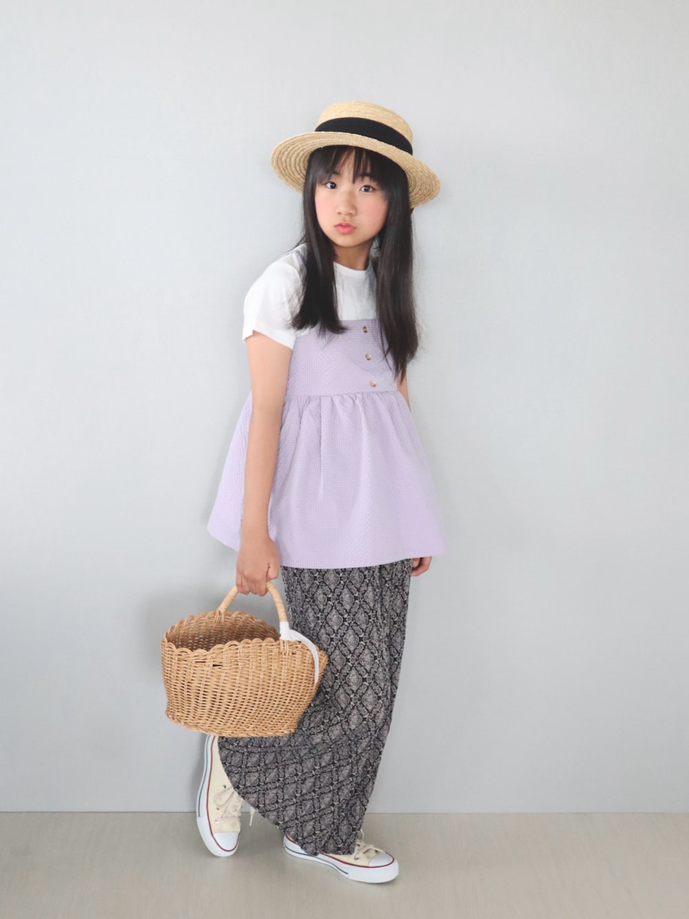 パープル系のTシャツ/カットソー、ブラック系のその他パンツ、ベージュ系のかごバッグを着用したキッズの夏コーディネートの3枚目の写真