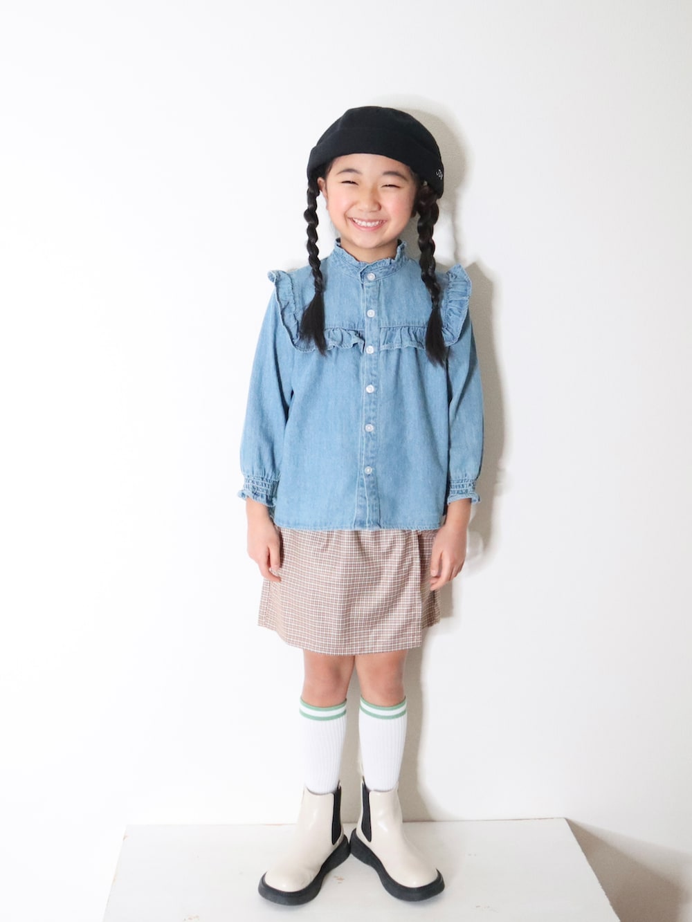 ブルー系のシャツ/ブラウス、ブラウン系のその他パンツ、ベージュ系のブーツを着用したキッズの冬コーディネートの3枚目の写真