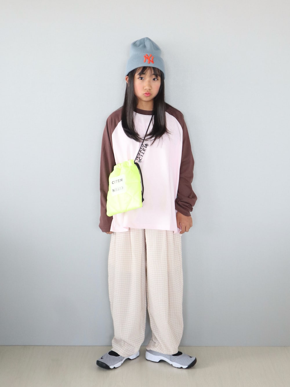 ホワイト系のその他パンツ、ピンク系のTシャツ/カットソー、グレー系のスニーカーを着用したキッズの秋コーディネートの4枚目の写真