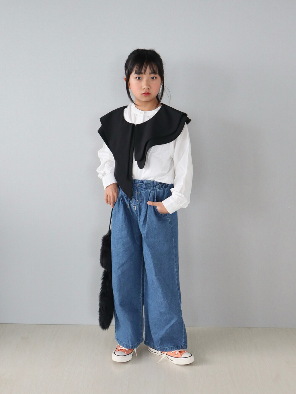 ホワイト系のシャツ/ブラウス、オレンジ系のスニーカー、ブルー系のその他パンツを着用したキッズの秋コーディネートの2枚目の写真