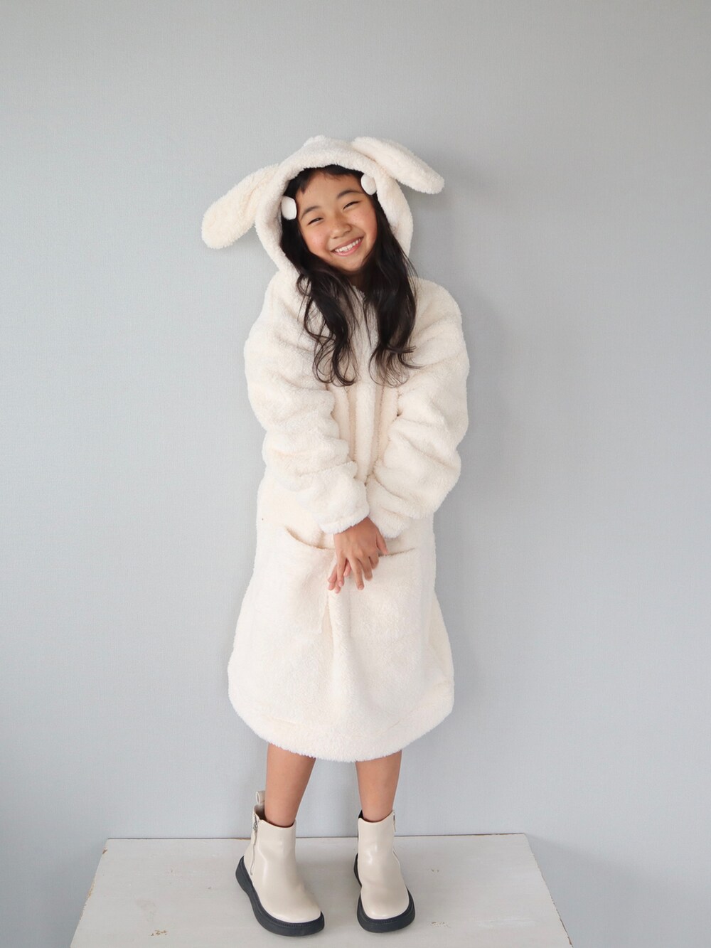 「秋服まるっと大公開、キッズファッション、おんなのこ、ホワイト、ホワイトコーデ、ブーツ、プチプラ、ワンピース、ボア、リセマイン、秋コーデ、休日スタイル、秋服準備はじめました、ワントーンコーデ、淡色コーデ」｜「Lycee mineの【ハロウィン】ねことうさぎボアワンピース（ワンピース、ベージュ系）」を使った、Neneneさん（キッズ・110cm）の秋コーディネートの3枚目の写真