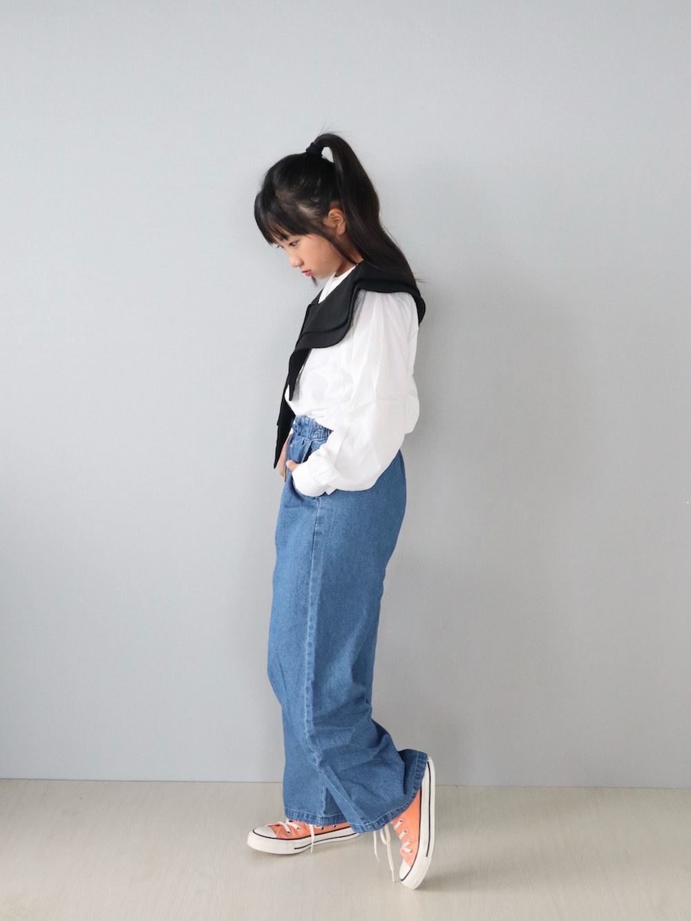 ホワイト系のシャツ/ブラウス、オレンジ系のスニーカー、ブルー系のその他パンツを着用したキッズの秋コーディネートの3枚目の写真