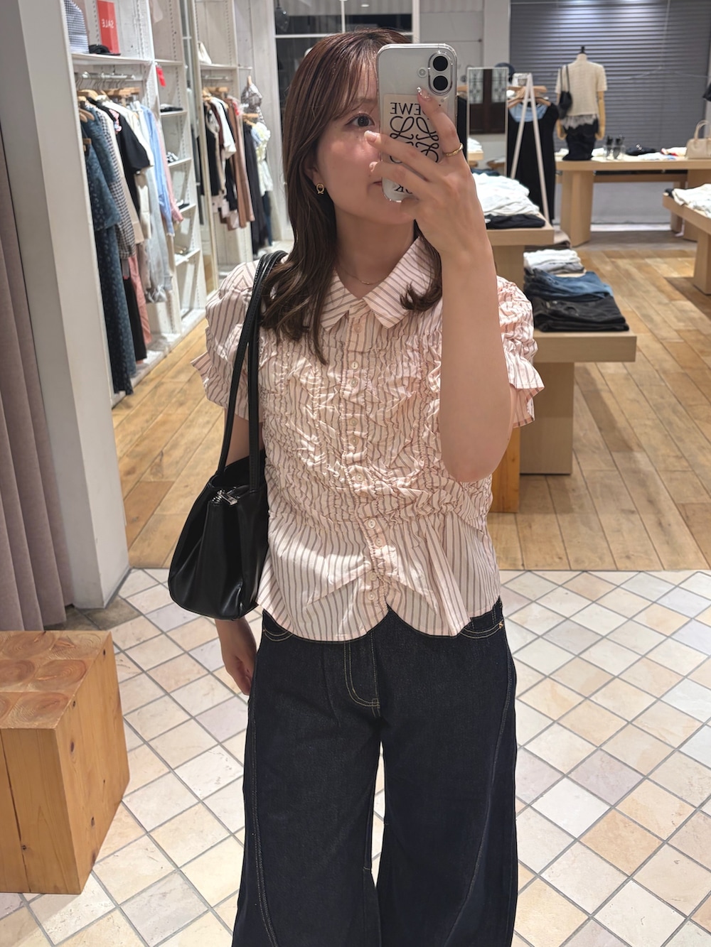 ピンク系のシャツ/ブラウス、ブルー系のデニムパンツ、ブラック系のその他シューズを着用したレディースの夏コーディネートの2枚目の写真