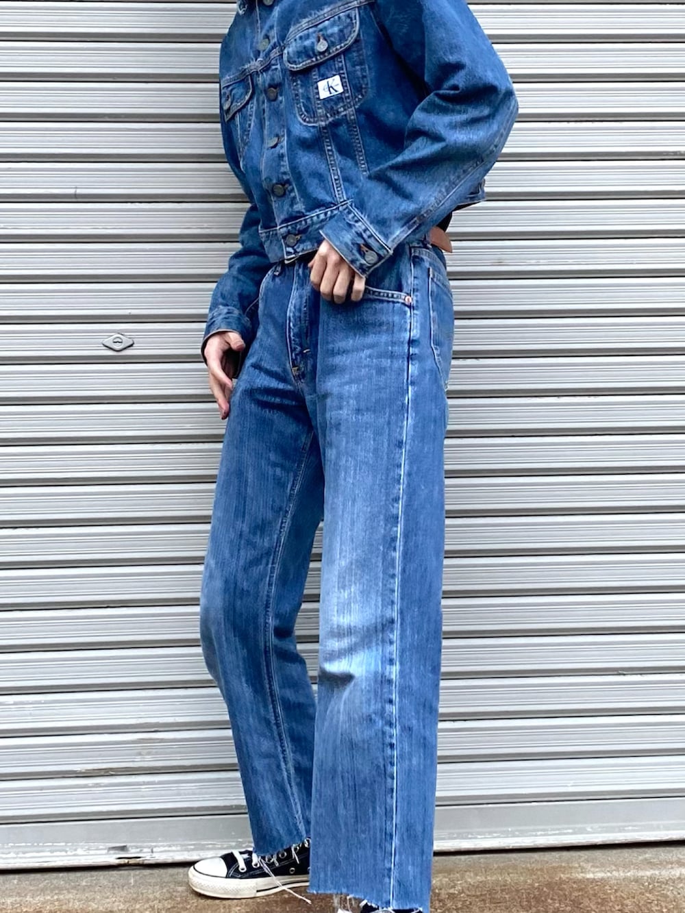 ブルー系のデニムジャケットを着用したメンズの秋コーディネートの2枚目の写真