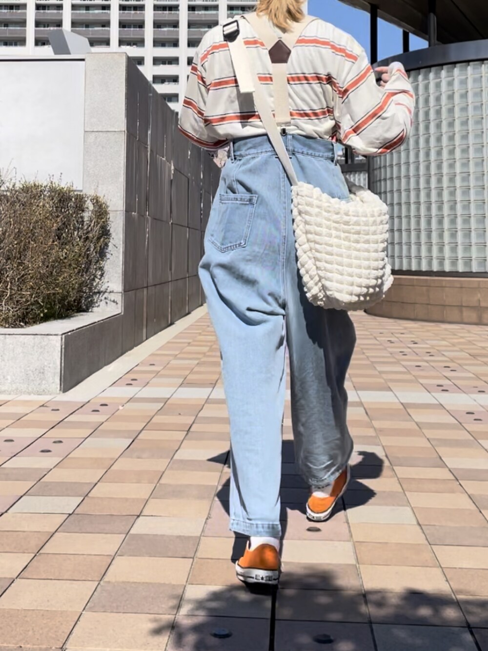 「春コーデ、ボーダーT、オレンジ、フィッシャーマンパンツ、ootd、ユニジョ、UNIQLO、しまむら、高身長コーデ、デニム、コンバース」｜「しまむらのアイテム（デニムパンツ、ブルー系）」を使った、ともぞうでらっくすさん（レディース・167cm）の冬コーディネートの2枚目の写真