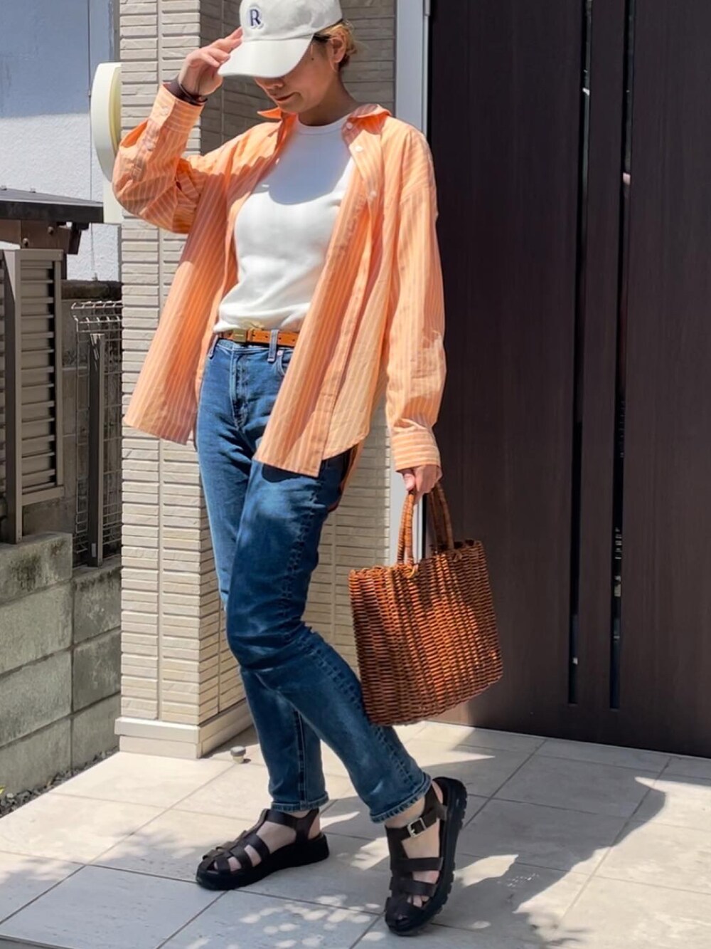 「プチプラ、デニム、休日スタイル、ストライプシャツ、グルカサンダル、かごバッグ、GUMANIA、たすき掛け」｜「UNIQLOのアイテム（デニムパンツ、ブルー系）」を使った、ともぞうでらっくすさん（レディース・167cm）の春コーディネートの2枚目の写真